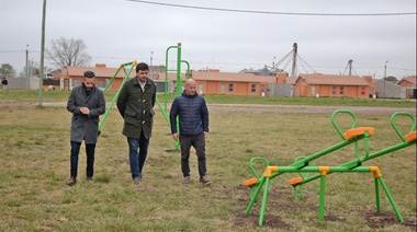 El intendente Galli recorrió la instalación de juegos infantiles en espacios verdes