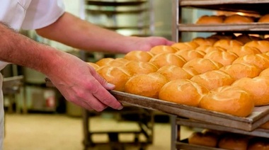 Panaderos denuncian que los molinos les quieren cobrar la harina en dólares