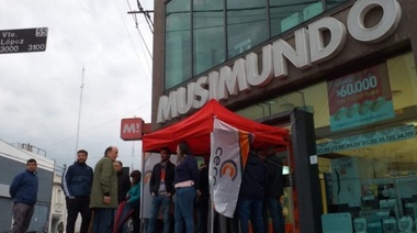 Musimundo: La empresa no se presentó a la audiencia nacional y continúa la vigilia de los trabajadores