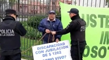Un jubilado con discapacidad de nuestra ciudad intentó encadenarse frente a la Casa Rosada