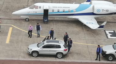 Campaña #SiSePuede: A bordo del avión presidencial, Mauricio Macri aterrizó en Olavarría y fue recibido por el intendente Galli