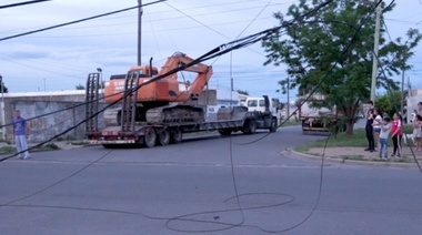 Un camión enganchó el cableado y volteó postes de cuatro cuadras