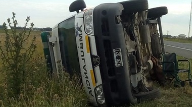 Ruta 51: Una ambulancia volcó a la altura de Santa Luisa y hubo tres heridos