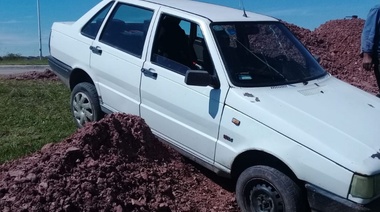 Repudiable: Quiso evadir un acceso cerrado y terminó sobre un montículo de tierra