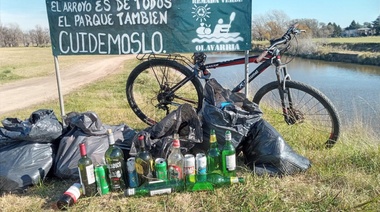 Un grupo de kayakistas trabaja en el mantenimiento y mejoras del Parque Sur