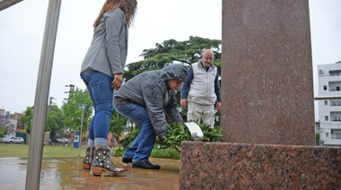 Se colocó una ofrenda en el monumento del Coronel Álvaro Barros
