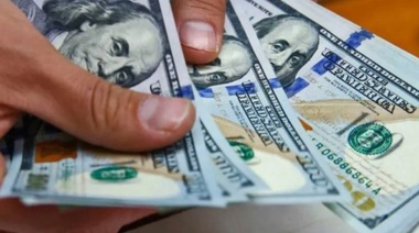El dólar “blue” volvió a subir y se aleja del piso de $200