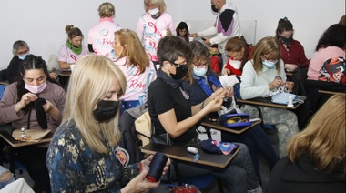 Bomberos Voluntarios y el Hospital de Oncología realizaron un taller de confección de turbantes y pelucas