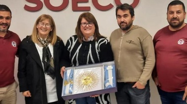 El Sindicato de Obreros Ceramistas de Olavarría donó una Bandera de Ceremonia