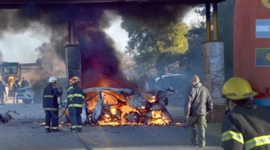 Tragedia: un hombre y su hija murieron tras chocar e incendiarse su auto e investigan si fue intencional