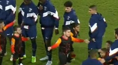 Un grupo de niños se sorprendió al ver entrar a la cancha a Lionel Messi