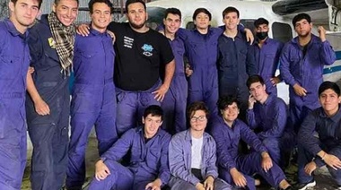 Alumnos de una escuela técnica reparan un avión que participó en la Guerra de Malvinas