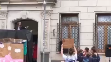 Repudiable: Estudiantes "parodiaron" a la Vicepresidenta repartiendo polenta a sus votantes