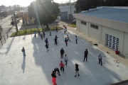 El intendente Wesner visitó la Escuela N° 49 y recorrió el nuevo playón