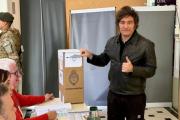 Javier Milei votó, saludó a la gente y no hizo declaraciones