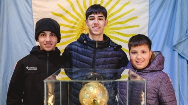 Máximo, Aarón y Ringo, los primeros en tener su foto con la Copa del Mundo