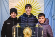 Máximo, Aarón y Ringo, los primeros en tener su foto con la Copa del Mundo