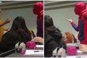 Un estudiante se disfrazó de “El Hombre Araña” y la reacción de la profesora lo sorprendió