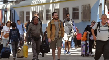Furor por la venta de pasajes de tren para el verano: Colas desde la madrugada y 250 tickets vendidos por minuto