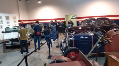 Se realizó la apertura de la exposición estática de autos clásicos de Ford