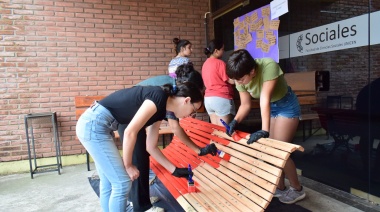 8M: Se pintó un Banco Rojo en la Facultad de Ciencias Sociales