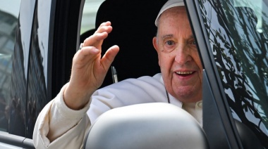 El papa Francisco recibió el alta: “Aún estoy vivo”