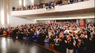 El Teatro Municipal se vistió de gala para conmemorar un nuevo aniversario de la Revolución de Mayo