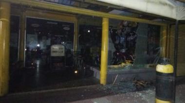 Rompió la vidriera de dos locales, se llevó distintos elementos, y terminó aprehendido