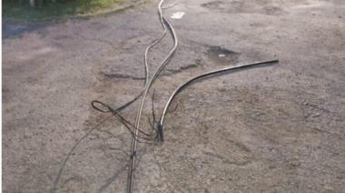 Circulaba con más de 25 metros de cable, vio a la Policía y huyó