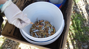 Estudiantes de la ENAPE llevan adelante un proyecto para reciclar las colillas de cigarrillos