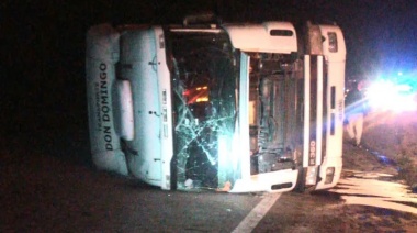 Un transportista olavarriense volcó en Las Flores