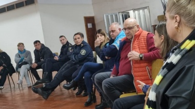 Se llevó a cabo una reunión entre funcionarios municipales y vecinos en la Sociedad de Fomento Independencia