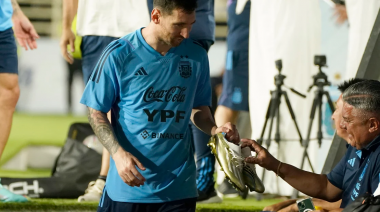 Cómo son los exclusivos botines que usará Messi en el Mundial y que deslumbraron a Chiqui Tapia