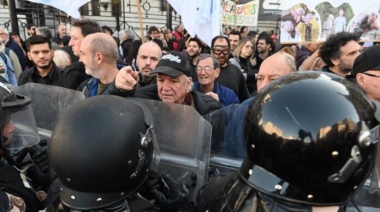 Otra vez reprimieron una manifestación de jubilados y se cayó la exposición de Francos en el Congreso