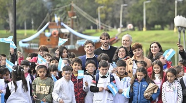 Kicillof encabezó la ceremonia de promesa a la bandera nacional de estudiantes bonaerenses