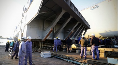 Botadura de una compuerta para el Arsenal Naval Puerto Belgrano