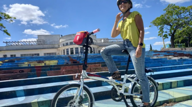 La historia de la olavarriense que es tendencia y se enamoró de la ciudad a bordo de su bicicleta