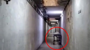Misterio en La Plata: filman una camilla en un hospital que parece moverse sola por un pasillo