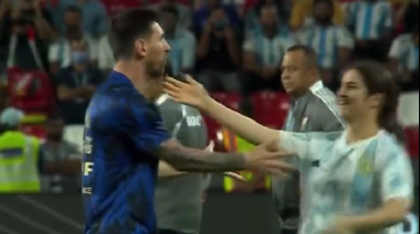 Dos mujeres invadieron el campo de juego para abrazar a Lionel Messi