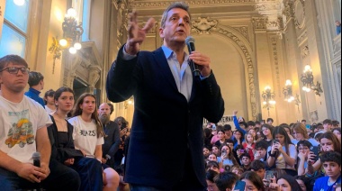 En el final de la campaña, Massa diserta ante empresarios y se encuentra con jóvenes