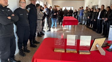 Emotiva despedida de agentes que se retiran con 30 años de Servicio en la Unidad N°2
