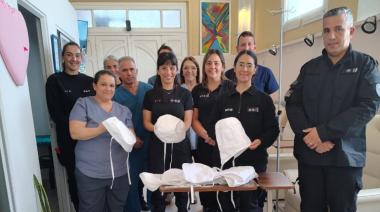 Entrega solidaria de gorros térmicos confeccionados en la cárcel de mujeres de Azul