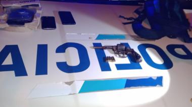 Disparó con un arma y llevaba cocaína para comercializar, fue aprehendido