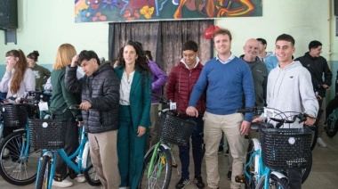 Maxi Wesner entregó bicicletas a estudiantes de Loma Negra