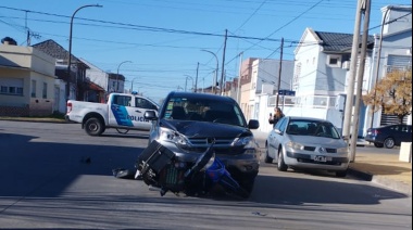 Chocaron una moto y una camioneta en el barrio San Vicente