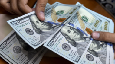 Habilitan a comprar dólares financieros a quienes recibieron ayuda en pandemia o subsidios