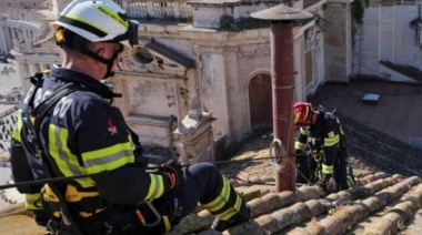 Cónclave: Bomberos colocaron la chimenea en la Capilla Sixtina