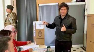 Javier Milei votó, saludó a la gente y no hizo declaraciones