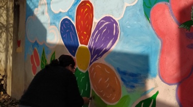 La Dirección de Políticas de Género finalizó la pintada del mural en su sede