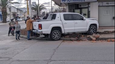 Una Amarok chocó contra importante inmobiliaria de la ciudad